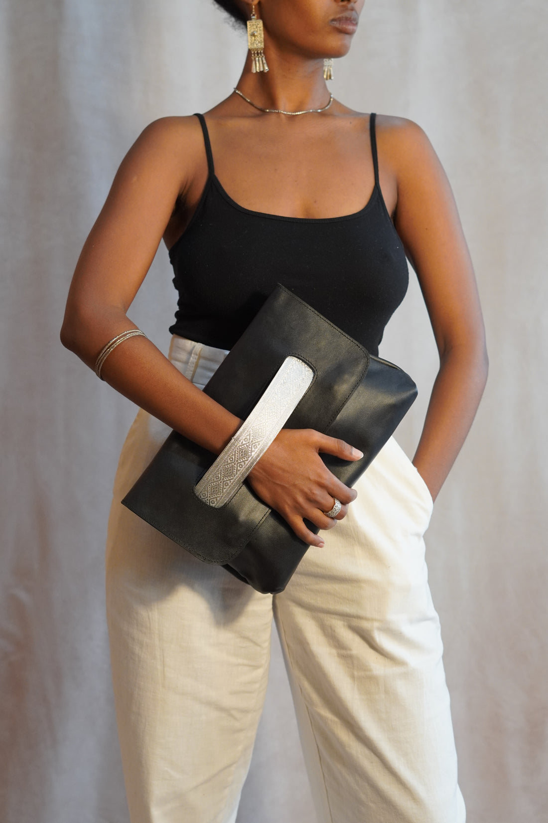 Yetibeb Noir Clutch