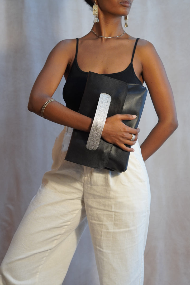 Yetibeb Noir Clutch