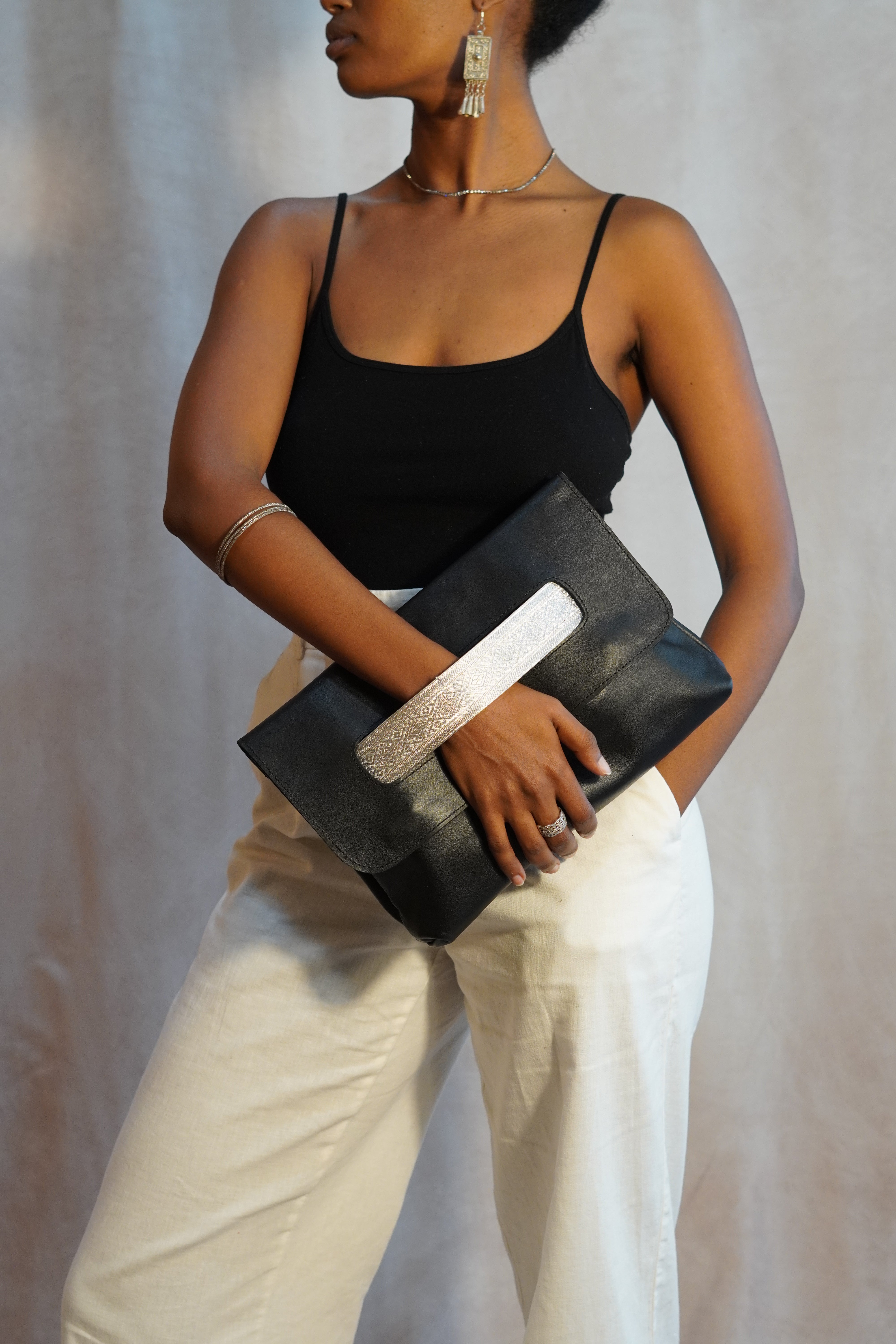 Yetibeb Noir Clutch